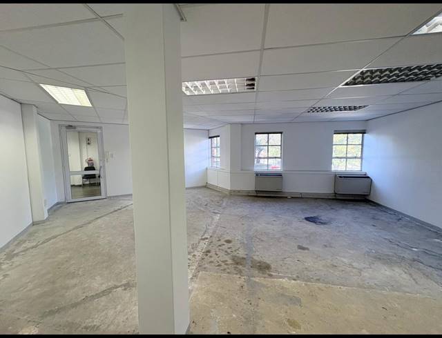 123M² OFFICE TO LET IN FOURWAYS